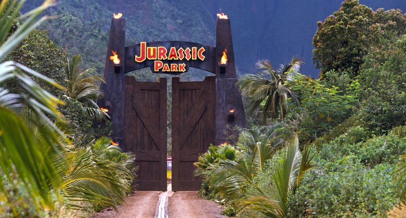 Es geht schon beim Titel los: Tyrannosaurus Rex, Velociraptor und Triceratops dürften in einem "Jurassic Park" (deutsch: Jura Park) eigentlich nicht auftreten. Das besagte erdgeschichtliche Zeitalter begann vor etwa 200 Millionen Jahren und endete vor circa 145 Millionen Jahren. T-Rex, Raptor und viele andere Saurier der "Jurassic"-Filme lebten jedoch in der Kreidezeit (vor 145 bis etwa 66 Millionen Jahren).