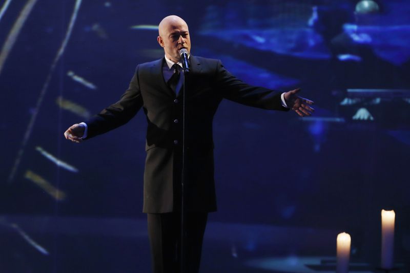 Der Graf war 15 Jahre lang Frontmann und Songschreiber der Band Unheilig - bis er im Oktober 2014 in einem offenen Brief an die Fans seinen baldigen Ausstieg erklärte, er wolle sich jetzt mehr der Familie widmen. Als Produzent und Songschreiber hinter den Kulissen war er allerdings immer noch aktiv. 2025 kündigte er sein Comeback, mit "Liebe Glaube Monster" erschien ein neues Album.