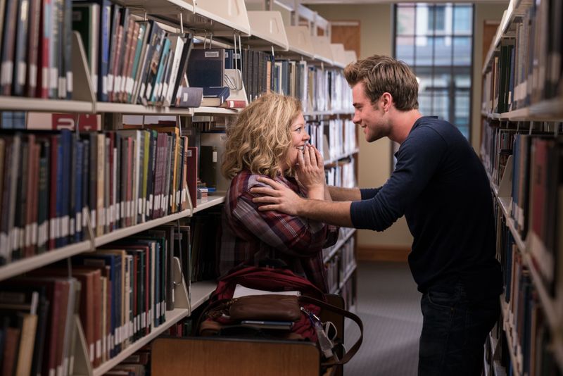 Deanna (Melissa McCarthy) findet Gefallen am deutlich jüngeren Studenten Jack Strong (Luke Benward).
