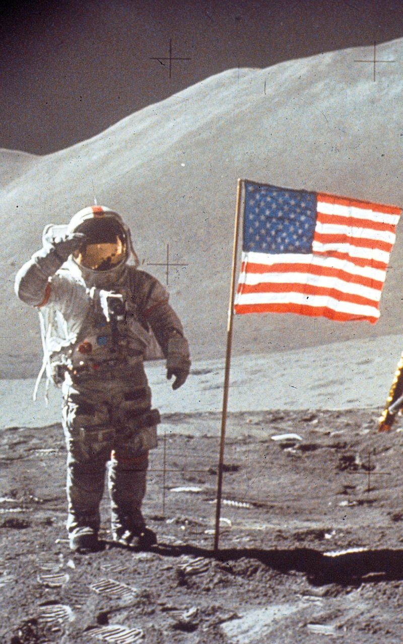 Wohl eine der bekanntesten Verschwörungstheorien: Die USA waren 1969 gar nicht auf dem Mond. Schließlich wehte die Fahne nicht im Mondwind und auch die Technik war schlechter als die eines Tamagotchis ...