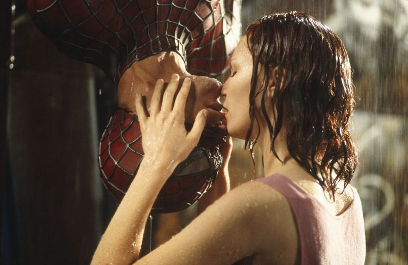 Was gibt es Schöneres, als einen geliebten Menschen zu küssen - Spider-Man (Tobey Maguire) und Mary Jane (Kirsten Dunst) machen es in "Spider-Man" (2002) vor. Am 6. Juli feiern wir diesen romantischen Akt der Liebe - denn dann ist Internationaler Tag des Kusses. Wir verraten Ihnen in der Galerie außergewöhnliche Fakten über das Küssen ...
