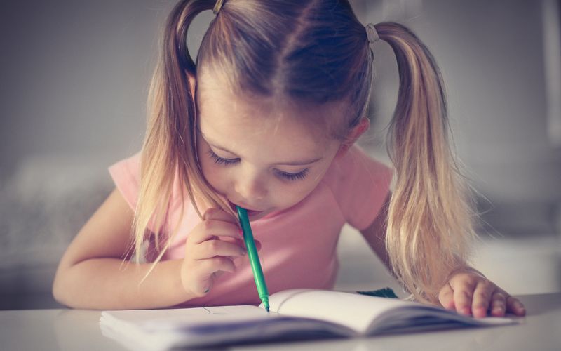 Schadet es der Gesundheit, wenn Kinder auf ihren Stiften kauen?