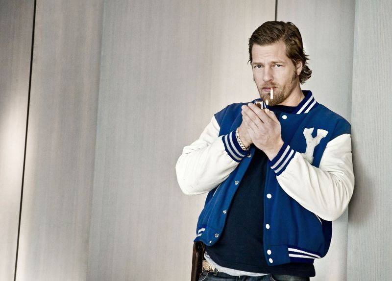 Macho bleibt Macho, auch wenn er 20 Jahre im Koma lag: Na klar, kein Henning Baum-Porträt kommt ohne die Figur Mick Brisgau aka "Der letzte Bulle" aus. Baum spielte den taffen Oldschool-Cop im SAT.1-Serienhit von 2010 bis 2014 - in insgesamt 60 Folgen. 2019 kam dann noch ein Kinofilm als Nachklapp hinzu. Auserzählt war der Stoff aber auch mit Plattformwechsel nicht. Denn Mick Brisgau hat sich abermals zurückgemeldet ...