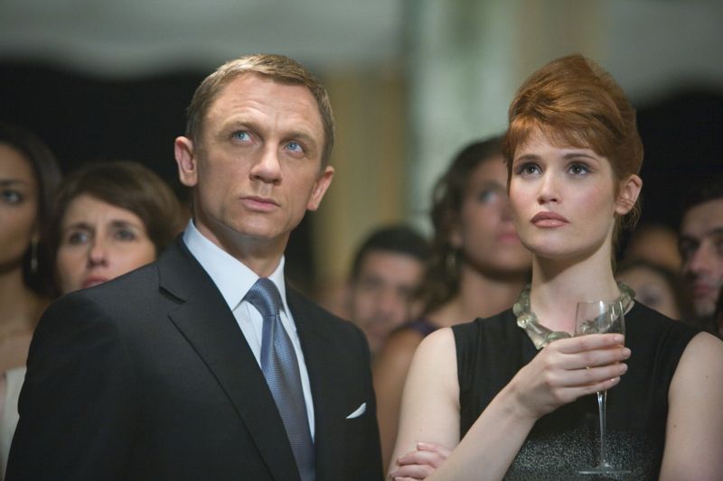 James Bond (Daniel Craig) und Agentin Fields (Gemma Arterton) mischen sich bei Greenes Spendenparty in Bolivien heimlich unter die Gäste.