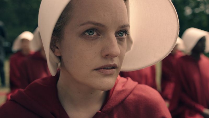In der Vorgängerserie "The Handmaid's Tale - Der Report der Magd" spielte Elisabeth Moss die unbeugsame Magd Desfred, die bei einem Elite-Ehepaar für Nachwuchs sorgen soll. Die Sci-Fi-Serie ist noch auf diversen Streamingdienst-Plattformen erhältlich.
