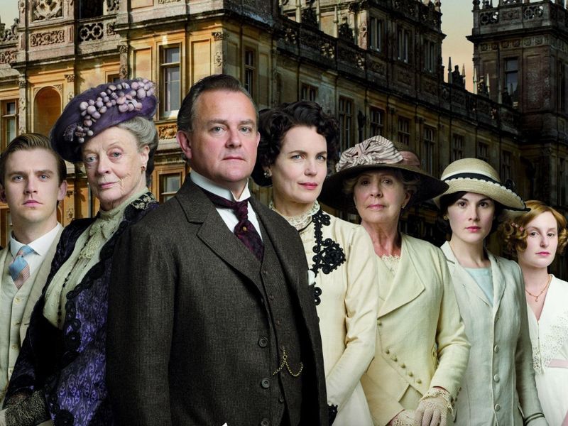 "Downton Abbey" erzählt in sechs Staffeln die Geschichte einer britischen Adelsfamilie zu Beginn des 20. Jahrhunderts. In drei Folgefilmen, zuletzt "Downton Abbey: Das große Finale" (2025), kehrte ein Großteil der Besetzung zurück.
