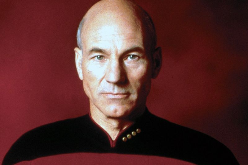 Integrität, Entschlossenheit, Weisheit: Als Captain Jean Luc Picard hat Patrick Steward nicht nur die USS Enterprise durch sieben Staffeln gesteuert, sondern war dabei auch immer ein inspirierendes Vorbild für seine Crew. Ein Musterbeispiel eines Sterndnflottenkapitäns. Nur die Borg schafften, sein Urteilsvermögen einen für einen kurzen Moment zu trüben. 
