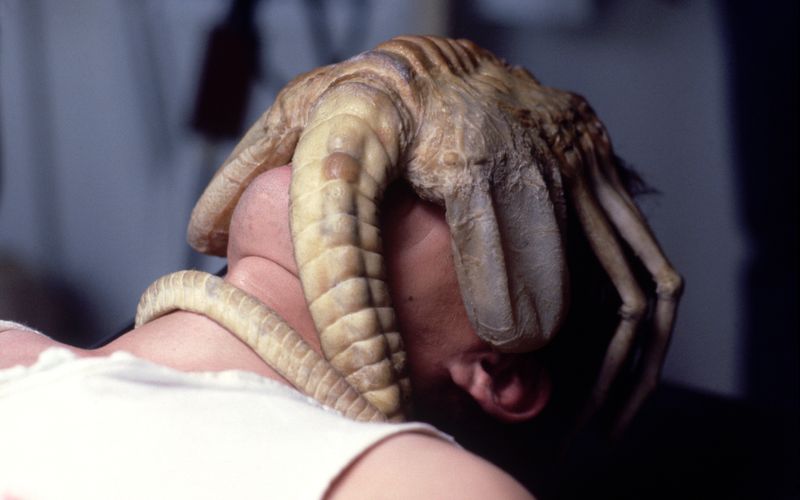 Wir fangen mal vergleichsweise klein an: Dieser hundsgemeine "Facehugger" aus "Alien - Das unheimliche Wesen aus einer fremden Welt" (1979) ist nicht sehr groß, doch aus ihm kann - Wirt und reichlich Futter vorausgesetzt - unter Umständen auch so etwas werden ...