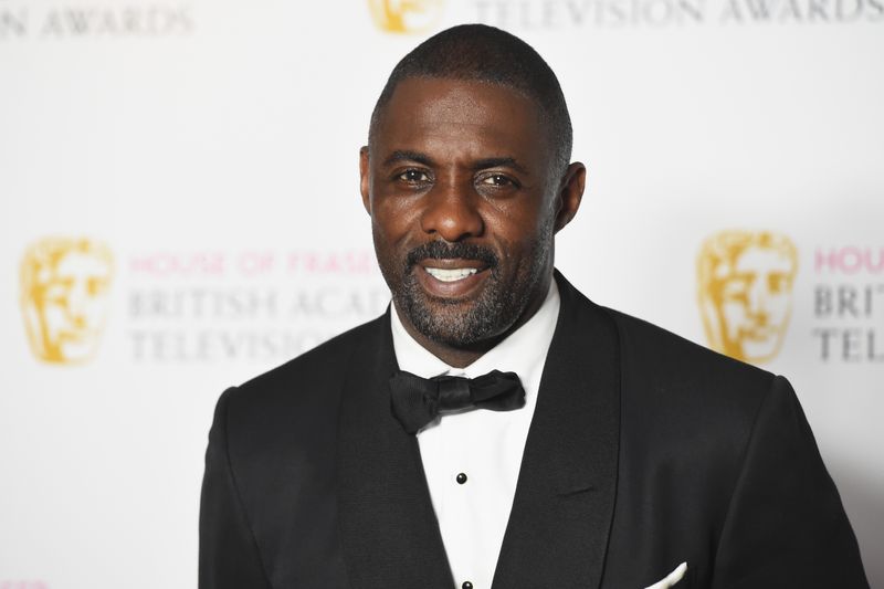 Dass die Zeit für einen schwarzen Bond reif sei, finden viele Fans der Reihe schon länger und bringen immer wieder Idris Elba ins Spiel. Der "Luther"-Darsteller befeuerte den Bond-Hype selbst, indem er "Mein Name ist Elba. Idris Elba", twitterte. Zuvor hatte er es jedoch noch abgelehnt, 007 zu werden: Er sei - Elba ist inzwischen 49 - für die Rolle zu alt.