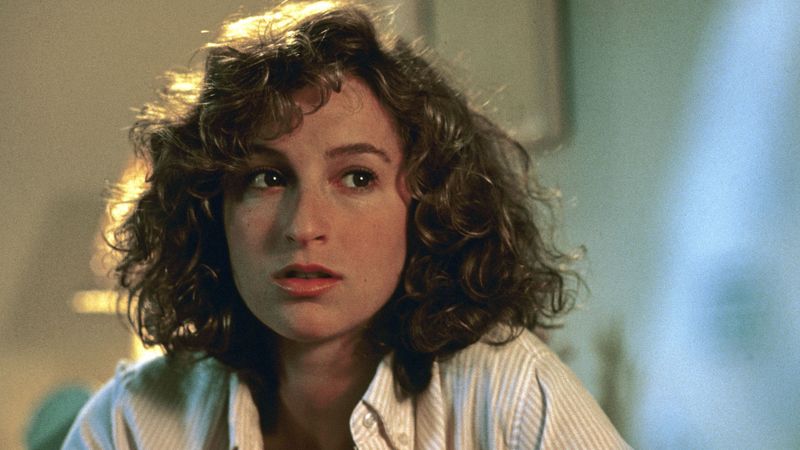 Als Tochter von "Cabaret"-Star Joel Grey war ihr die Karriere wohl in die Wiege gelegt: Vor "Dirty Dancing" hatte sie bereits in Filmen wie "Cotton Club" und "Die Sieger" mitgespielt, auch als große Schwester der Hauptfigur in der Kultkomödie "Ferris macht blau" hatte Jennifer Grey für einiges Aufsehen gesorgt.