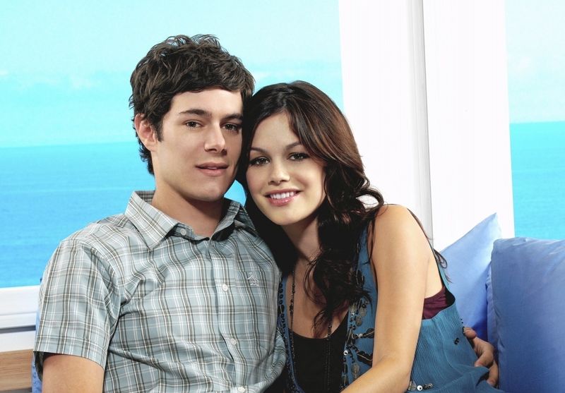 Sehr unterschiedlich, aber doch irgendwie füreinander gemacht: Die Beziehung zwischen dem nerdigen Seth (Adam Brody) und der scheinbar oberflächlichen Summer (Rachel Bilson) ließ so manches Fan-Herz höher schlagen. Auch hinter den Kulissen waren Brody und Bilson eine Zeit lang ein Paar.