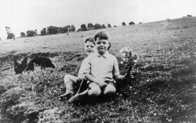 Hätten Sie ihn erkannt? Das Bild zeigt den sechsjährigen Paul McCartney (vorne) und seinen zwei Jahre jüngeren Bruder Michael.