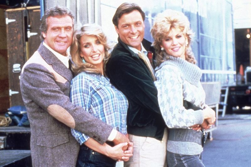 Sie spielte seit Staffel zwei die Kautionshelferin Terri Michaels, die dem Team um Colt Seavers (Lee Majors, links) seine Aufträge verschafft: Für Markie Post (rechts) bedeutete die Rolle in "Ein Colt für alle Fälle" den Durchbruch.