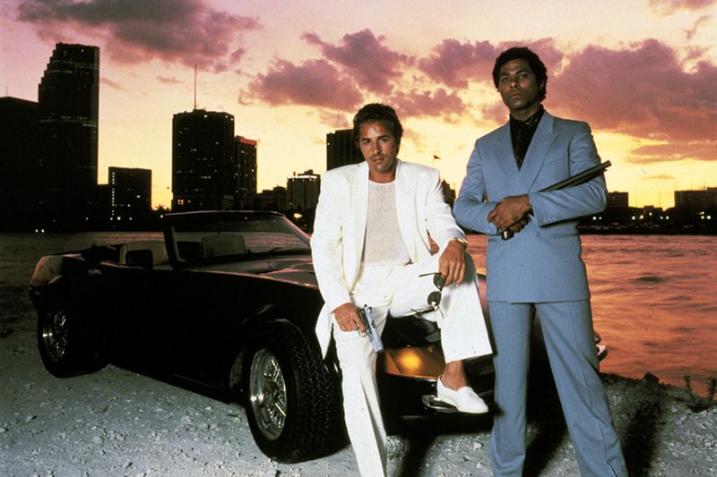 Mehr 80er geht kaum: Die Hochglanz-Optik von "Miami Vice" war stilprägend. Und natürlich waren da die coolen Cops James "Sonny" Crockett (Don Johnson, links) und Ricardo "Rico" Tubbs (Philip Michael Thomas), die fünf Staffeln und 111 Folgen lang in pastellfarbenen Anzügen Jagd auf Drogendealer und andere Kapitalverbrecher machten. 