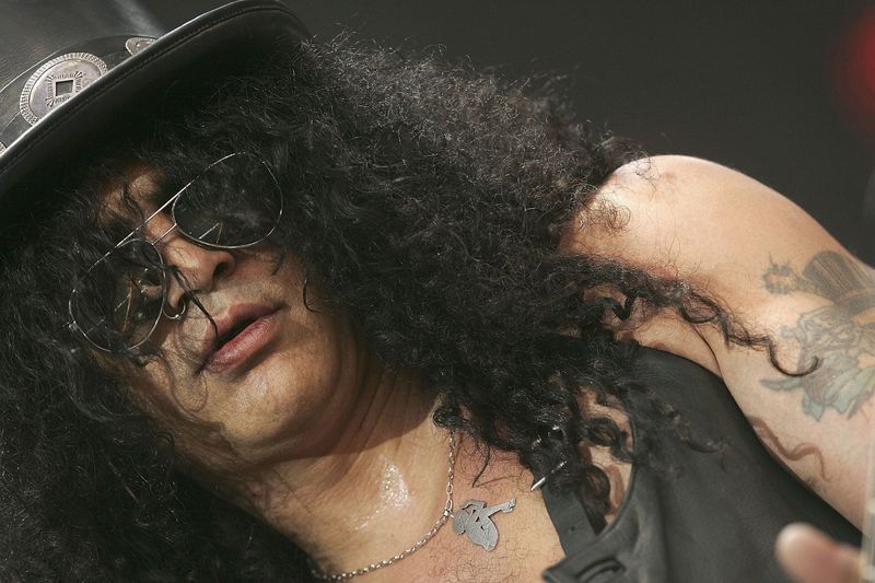 Guns'n'Roses-Gitarrist Slash frönte lange dem Musiker-Credo aus Sex, Drugs & Rock 'n' Roll. Vor 25 Jahren starb er sogar fast an einer Alkoholvergiftung, zeitgleich stellten die Ärzte einen Herzfehler bei Slash fest. Sie gaben ihm noch sechs Wochen zu leben. Doch der Musiker kämpfte - mit Erfolg: Er ist noch immer clean.