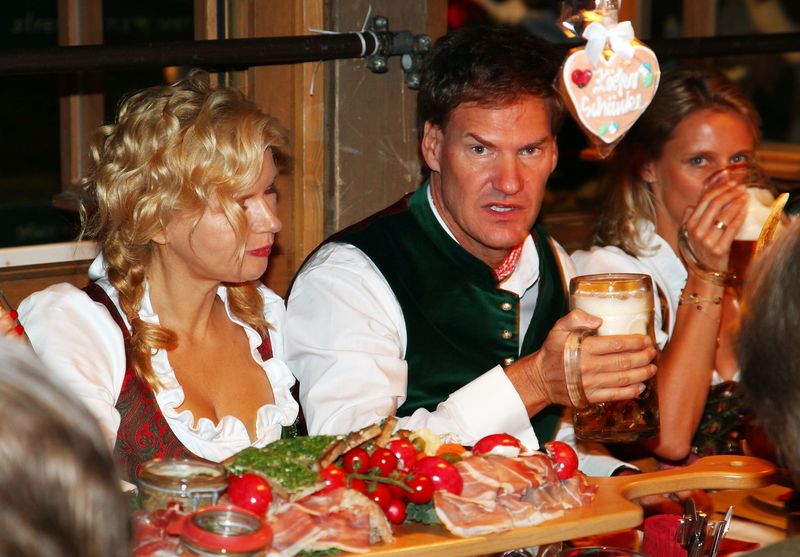 Die meisten Promis passen sich zum Oktoberfest an, selbst wer sonst eher auf Anzug und Abendkleid setzt, kommt in Tracht zur Wiesn. So wie 2009 das Promi-Pärchen Veronica Ferres und Carsten Maschmeyer.