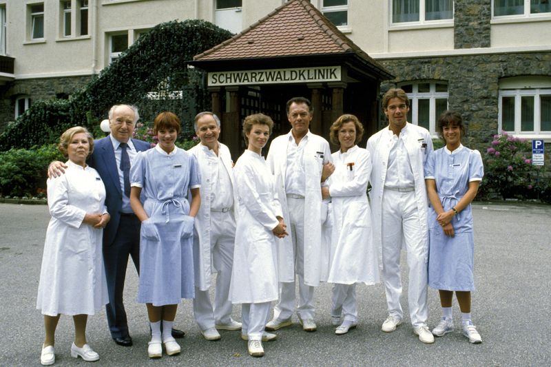 Auch über 30 Jahre nachdem die letzte Folge am 25. März 1989 im ZDF lief, ist und bleibt sie die Mutter aller deutschen (Arzt-)Serien: Bis zu 28 Millionen Zuschauer schalteten in den 80er-Jahren ein, wenn die "Schwarzwaldklinik" lief. Wir zeigen, was aus den Ärzten, Pflegern und Schwestern aus dem Glottertal wurde ...