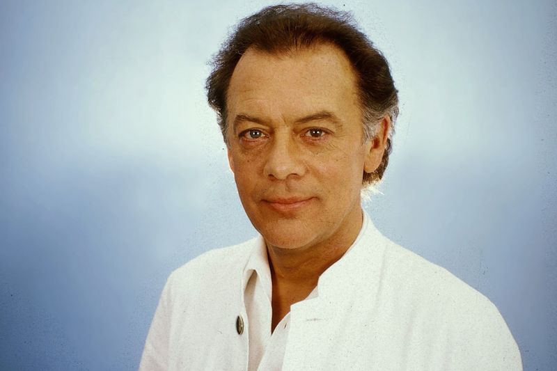 Heute kaum vorstellbar: Erste Wahl für die Rolle des Professor Klaus Brinkmann war Armin Mueller-Stahl, der aber ein langes Serienengagement ablehnte. So wurde Klausjürgen Wussow zum erfolgreichen Chirurgen, der in seinem Geburtsort Chefarzt der "Schwarzwaldklinik" wird.