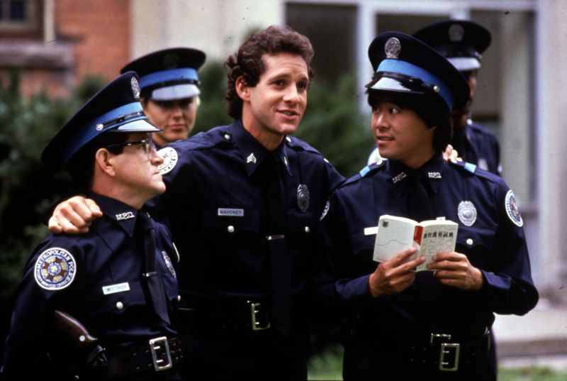 Er hatte die größte, lauteste, aber auch charmanteste Schnauze aller Polizeikadetten: Die Rolle des Carey Mahoney in der "Police Academy"-Reihe machte Steve Guttenberg (Mitte) zum Star.