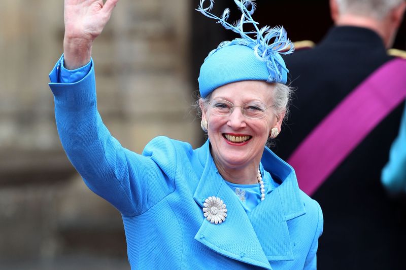 Bye, bye, Margrethe! Als die beliebte Königin von Dänemark Anfang 2024 in den Ruhestand ging, war der Schritt keine ganz große Überraschung. Denn während etwa Königin Elisabeth II. bis zu ihrem Tod auf dem Thron saß, sind Abdankungen in anderen Monarchien deutlich verbreiteter - in welchen Royal-Familien sie fast schon Tradition sind, erfahren Sie hier. 
