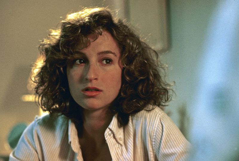 Mit für eine 17-Jährige typischem Widerwillen fährt "Baby" mit ihrer Familie in den Urlaub - und wird in "Dirty Dancing" zur Frau. Das war Darstellerin Jennifer Grey schon längst: Sie spielte Baby im "reifen" Alter von 27 Jahren. 