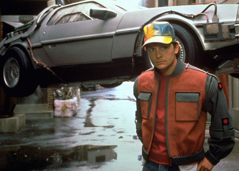 Der Titel ist Programm: In den "Zurück in die Zukunft" reist Marty McFly wild und quer durch die Zeiten, mal in die Vergangenheit, mal in die Zukunft. 