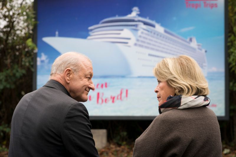 Georg Wilsberg (Leonard Lansink) und Anna Springer (Rita Russek) erwägen, auf einem Kreuzfahrtschiff nach Panama zu verreisen.