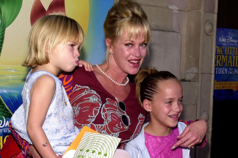 Die Dame in der Mitte ist bekannt, aber erkennen Sie auch die Kleine rechts? Es ist Dakota Johnson, Star der "Fifty Shades of Grey"-Verfilmungen, im Alter von elf Jahren mit Mutter Melanie Griffith und Schwester Stella Banderas. Der "Fifty Shades of Grey"-Star schreibt die Hollywood-Story ihrer Familie in der dritten Generation fort.