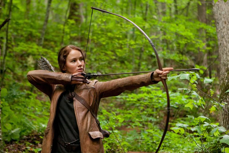 Katniss (Jennifer Lawrence) hat nicht viel zu lachen - auch vor den Hungerspielen nicht: Sie muss im Wald jagen, um ihre Mutter und ihre Schwester zu ernähren.