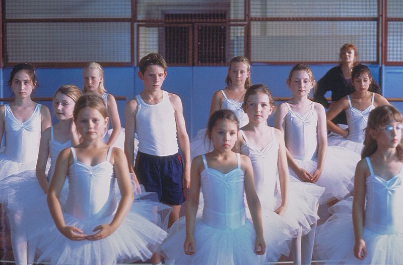 Billy Elliot (Jamie Bell) möchte gerne tanzen lernen, doch der Traum scheint unerreichbar in Nordengland der 1980er-Jahre, wo Billy und sein Vater unter präkeren Verhältnissen leben. Heimlich geht der Junge daher zum Ballettunterricht statt zum Boxen. Sein Vater kommt ihm auf die Schliche und tobt. Tanzen entspricht nicht seinen Vorstellungen von Maskulinität. Mit "Billy Elliot - I Will Dance" (2000) tanzte sich Jamie Bell in die Herzen des Publikums.