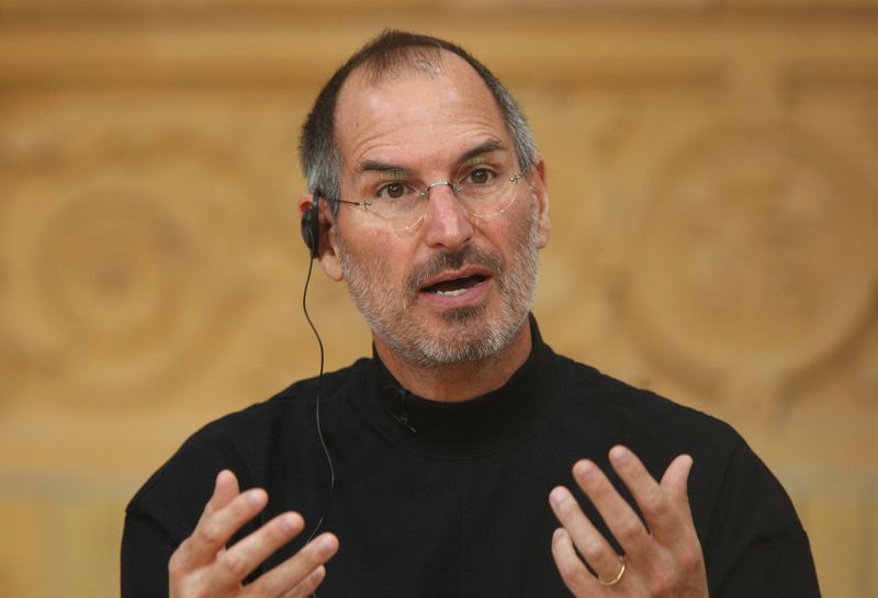 Der biologische Vater von Apple-Gründer Steve Jobs war ein Syrer, dessen Freundin eine Amerikanerin, deren Eltern die Beziehung (und den Nachwuchs) nicht guthießen. Infolgedessen wurde der 2011 verstorbene iPhone-Guru schon bei seiner Geburt von Paul und Clara Jobs adoptiert.