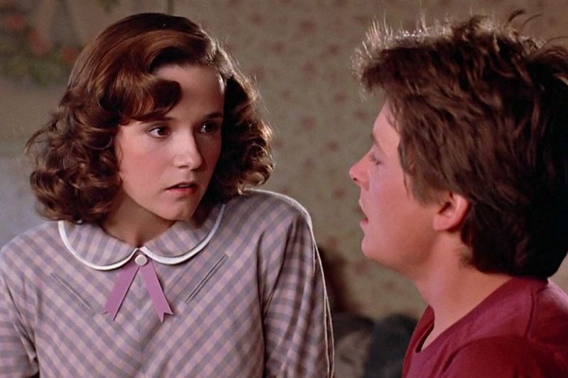 Marty McFly (Michael J. Fox) reist in Teil eins ins Jahr 1955 und lernt dort seine Mutter kennen - als ebenfalls 17-Jährige. Und Lorraine Baines (Lea Thompson) verguckt sich gleich in den "unglaublichen Jungen" ...