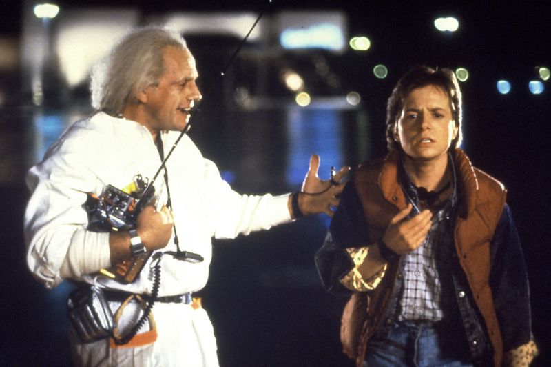 Der Tag ging in die Filmgeschichte ein: Am 21. Oktober 2015 landete Marty McFly (Michael J. Fox) in "Zurück in die Zukunft 2" in der Zukunft und staunte über zahlreiche Technologien. Einiges ist uns heute wohl vertraut, anderes blieb Zukunftsmusik. Die Bildergalerie zeigt, welche Vorhersagen des Zeitreise-Spektakels wahr wurden - und welche nicht ...