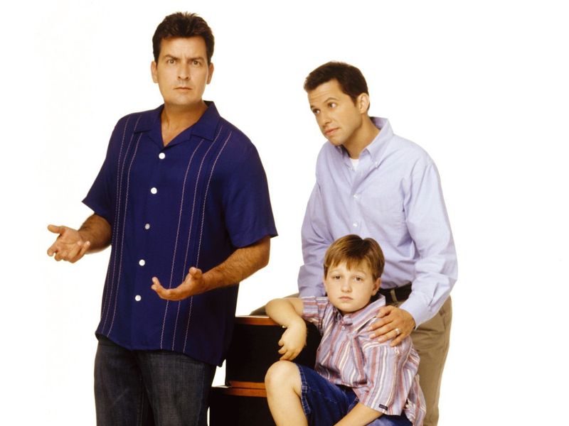 Es ist der wohl prominenteste Serienrausschmiss der letzten Jahre: Die Sitcom "Two And A Half Men", die hierzulande erst "Mein cooler Onkel Charlie" hieß, verlor 2011 ihren Hauptdarsteller Charlie Sheen. Was ist passiert? Mit diversen Entziehungskuren hatte Charlie Sheen die Geduld von Chuck Lorre schon genug strapaziert, als er ihn dann noch öffentlich beleidigte, platzte dem Serienmacher der Kragen.