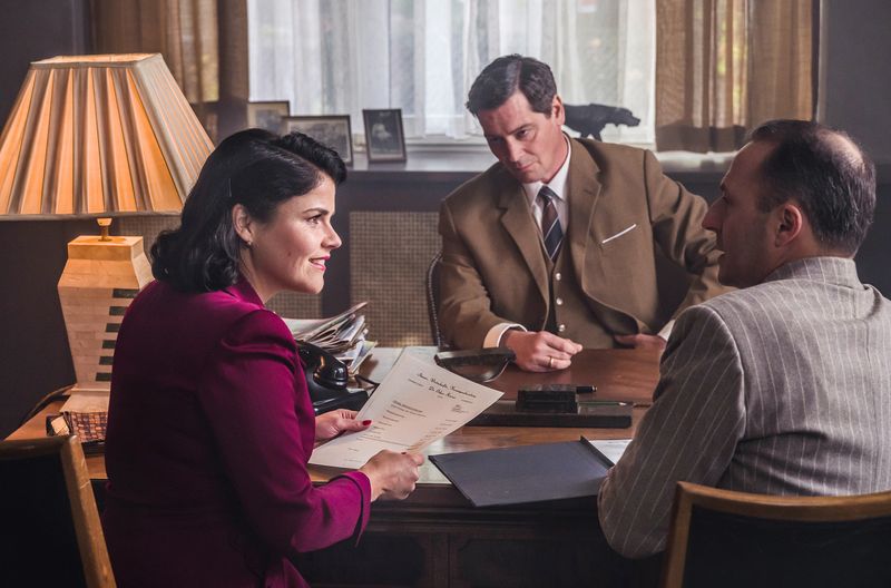 Auf dem Weg zum Erfolg als Verlegerin muss sich Anna (Katharina Wackernagel), die spätere "Aenne", Burda gegen Männer (Fritz Karl, Mitte, und Robert Schupp) behaupten, die ihr Steine in den Weg legen.