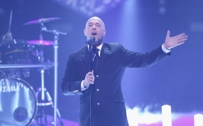 Im Februar erfreute Sänger und Songschreiber Der Graf die Fans von Unheilig. Seine Band werde noch dieses Jahr ein Comeback feiern und 2026 ein neues Album folgen lassen. Den Startschuss macht die am 15. August erscheinende Jubiläumsedition von "Große Freiheit", der erfolgreichsten Platte von Unheilig. Bester Anlass für eine Galerie mit den meistverkauften Alben dieses Jahrtausends in Deutschland.