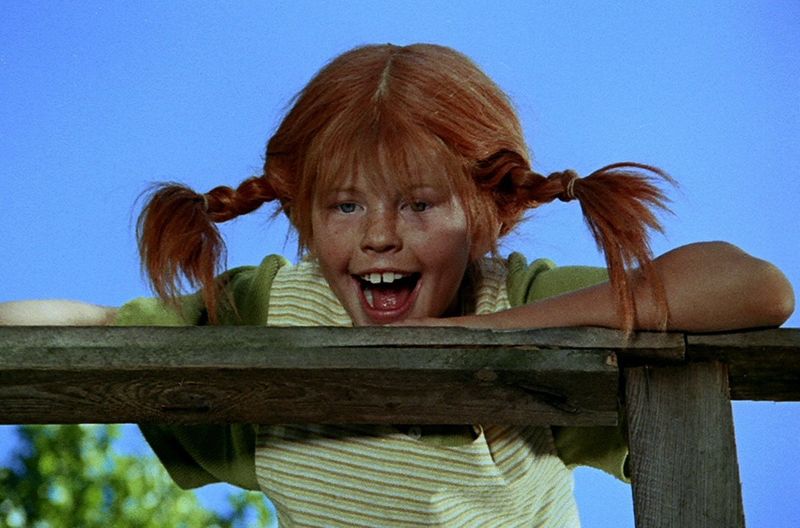 Diese frechen Zöpfe bleiben in Erinnerung: Seit 1945 bringen die Geschichten über "Pippi Langstrumpf" von Autorin Astrid Lindgren Kinder und Erwachsene zum Lachen. Am 26. November vor 75 Jahren erschien der erste Teils der dreibändigen schwedischen Kinderbuchreihe, die Galerie blickt auf die kuriosesten Fakten rund um das stärkste Mädchen der Welt.