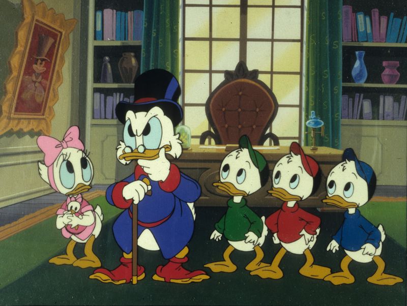 "Duck Tales - Woo hoo" - wer in den späten 80er-, frühen 90er-Jahren aufwuchs, hat die Titelmelodie sicher noch im Ohr: Im Rahmen des ARD-"Disney Club" lief damals "DuckTales - Neues aus Entenhausen" und erzählte damals neue Geschichten von Onkel Dagobert und Co. Carl Barks erfand Dagobert als Antagonisten seines Neffen Donald Duck. Ihren ersten Auftritt hatte die "reichste Ende der Welt" 1947 in der Disney-Geschichte "Christmas On Bear Mountain", bevor sie 1952 mit einer eigenen Comic-Reihe in Serie ging.