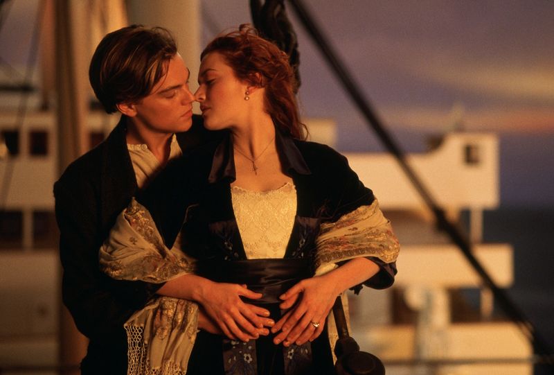 Ja, es ist der Prototyp des Liebesfilms. Doch "Titanic" ist inzwischen auch zum ordentlichen Klischee geworden. Wenn das dramatische Ende nach drei Stunden "endlich" eintrifft, wird die romantische Stimmung mit Jack und dem Schiff in den Tiefen des Meeres versinken ...
