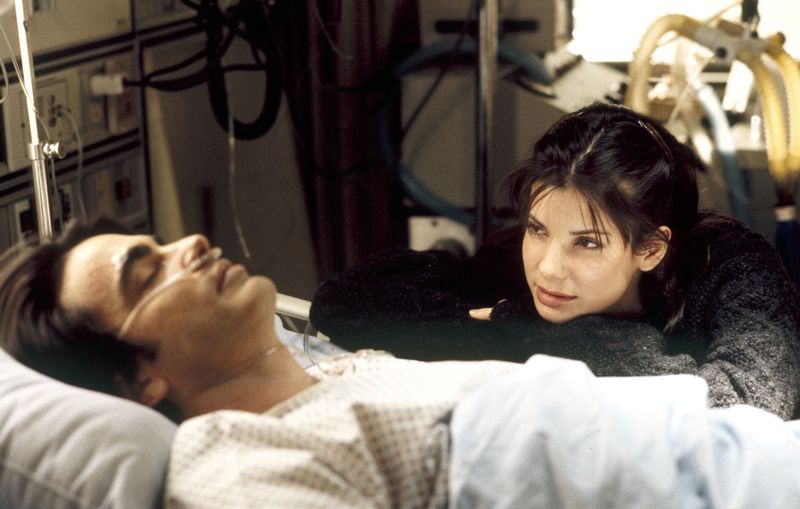 Nach einem Sturz auf die Gleise, einer lebensrettenden Aktion und einem großen Missverständnis kommt Lucy (Sandra Bullock) ihrem Schwarm Peter (Peter Gallagher) nun doch unverhofft nahe.