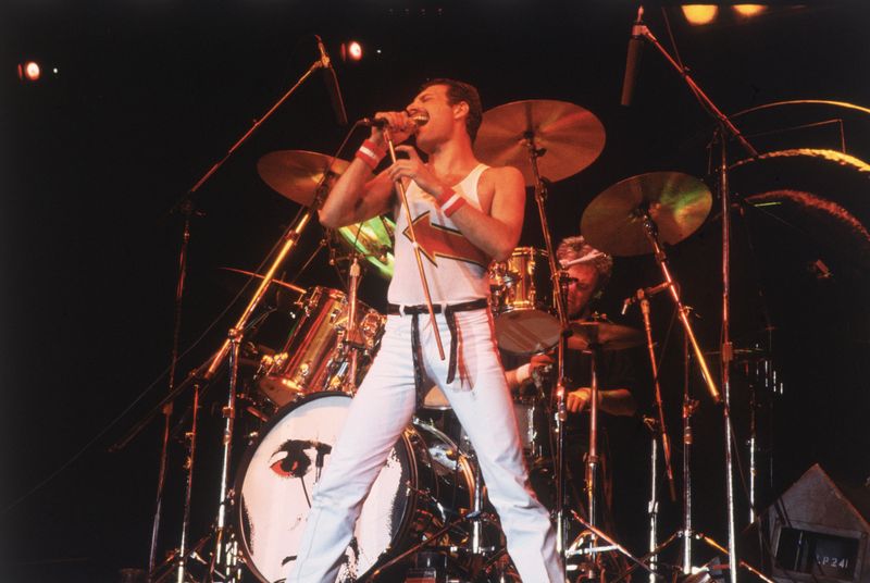 Queen-Frontmann Freddie Mercury ist wohl einer der bekanntesten Stars, die an HIV litten. Ungeklärt ist bis heute, wann er seinen Bandmitgliedern von der Erkrankung erzählte. Denn erst kurz vor seinem Tod bestätigte Freddie Mercury öffentlich, dass er an AIDS erkrankt sei. Am 24. November 1991 verstarb der Sänger.