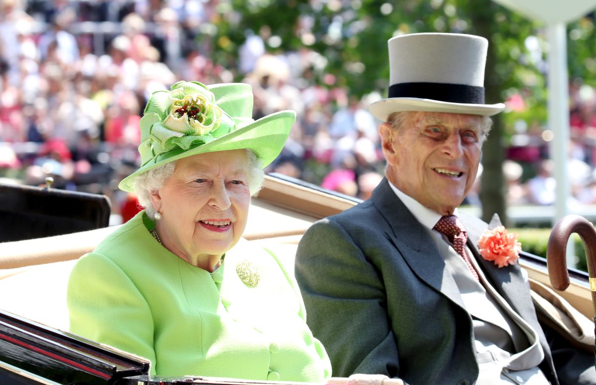 Am 20. November feierten sie ihren 73. (!) Hochzeitstag: Bereits im Alter von 13 schwärmte Elisabeth für den fünf Jahre älteren Philip. Die beiden heirateten 1947 und führ(t)en - wenn man den Biografen glauben darf - trotz einiger Krisen eine glückliche Ehe. Unglaublich: Es gibt royale Paare, deren Ehen sogar noch länger halten und hielten ...