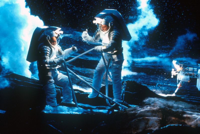 1998 war das Jahr, in dem die Menschheit binnen zweieinhalb Monaten zweimal durch einen Kometen beziehungsweise Asteroiden ausgelöscht zu werden drohte und von heldenhaften Astronauten gerettet wurde. Den Anfang machte Mimi Leders Desaster-Thriller "Deep Impact", dicht gefolgt von ...