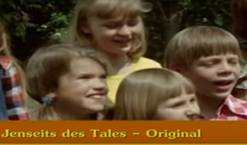 Anke Engelke wurde 1965 in Montreal geboren. Als Tochter einer Fremdsprachenkorrespondentin und eines Lufthansa-Managers wuchs sie dreisprachig auf, 1971 zog die Familie nach Deutschland. Sie wurde in ihrem Gymnasium Mitglied des Schulchors "Sonntagskinder", der mehrfach mit Heino auftrat, unter anderem in diesem Video von 1974. Und ja: Die Neunjährige auf dem Bild links ist tatsächlich Anke Engelke.