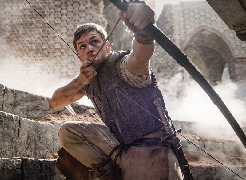 Taron Egerton nimmt als Robin Hood Pfeil und Bogen und damit den Kampf für Gerechtigkeit in die Hand.