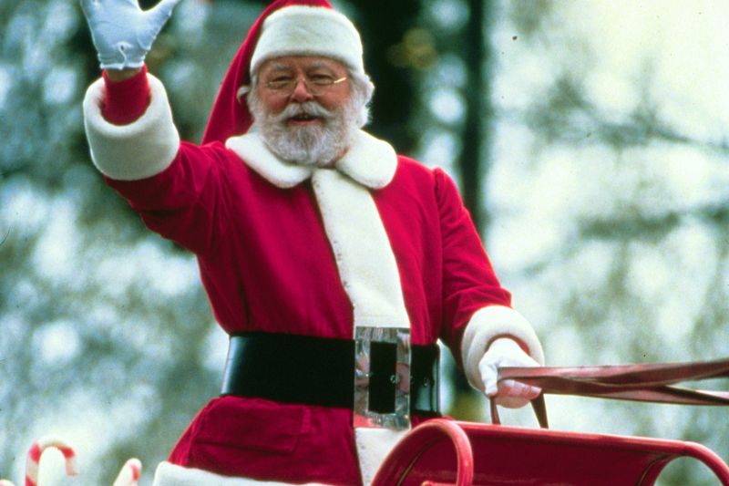 Immer wieder zwängen sich Schauspieler in ein entsprechendes Kostüm, um für einen Weihnachtsfilm den Weihnachtsmann zu verkörpern. Oft gelingt die Maskerade täuschend echt, wie in "Das Wunder von Manhattan" (Bild, am 19. Dezember, 20.15 Uhr, VOX), manchmal muss man Santa Clause jedoch mit der Lupe suchen ("Bad Santa"). Die Galerie zeigt die besten Weihnachtsmann-Darsteller. Quizfrage: Erkennen Sie die Schauspieler in den Kostümen?