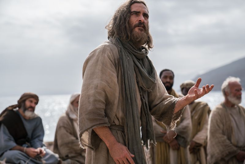 Die Bibelgeschichte mal aus weiblicher Perspektive: "Maria Magdalena" (2018) erzählte von einer starken Frauenfigur in rauen Zeiten. Und doch richteten sich die Blicke der Kinobesucher auch wieder auf ihn: Jesus Christus, Sohn des Allmächtigen, hier gespielt von Joaquin Phoenix.