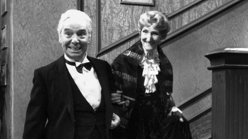 "Dinner for One" ist ganze 18-mal im TV zu sehen. Was wäre Neujahr ohne Freddie Frinton und May Wardon? In ihren Rollen "Miss Sophie" und "Butler James" begeistern sie seit den 60er-Jahren Jung und Alt.