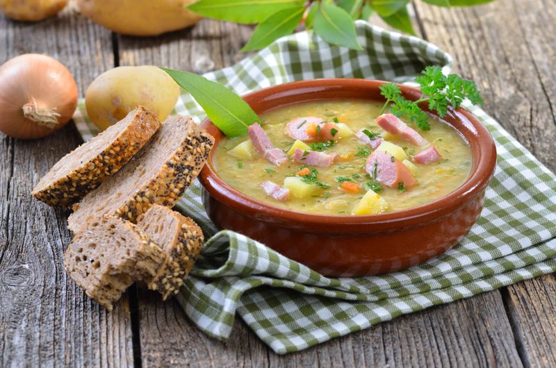 Ein echter Klassiker ist die Kartoffelsuppe. Sie ist nahrhaft und kann ganz unterschiedlich zubereitet werden. Je nach Wunsch können Sie Karotten oder Kürbis mit in die Kartoffelsuppe mischen, das verleiht ihr eine weitere Geschmacksnote und außerdem eine orange Farbe. 
Statt die Suppe stückig zu lassen, können Sie durch Pürieren auch eine angenehm cremige Konsistenz herstellen. 