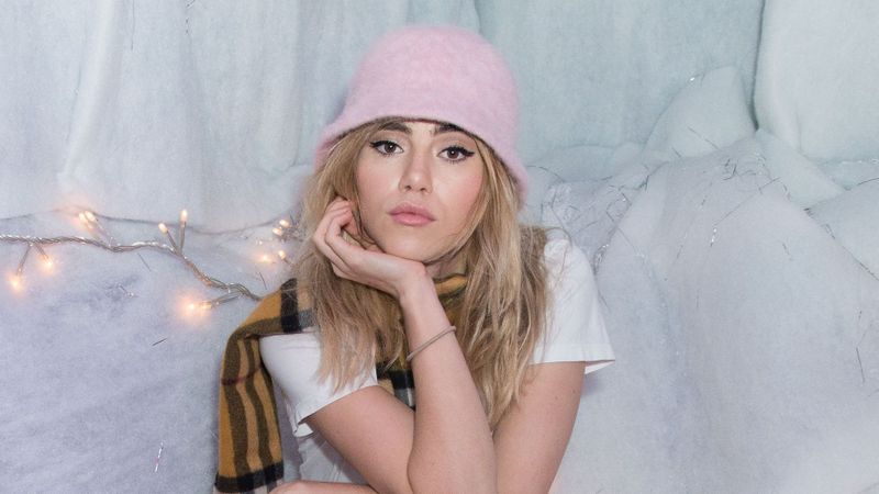 Suki Waterhouse begann ihre Karriere als Model.